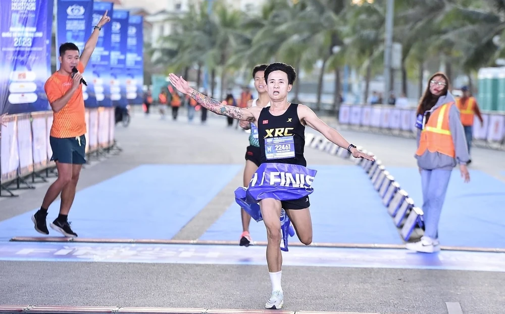 Nguyễn Trung Cường về nhất nội dung bán marathon 21km tại Hạ Long (Quảng Ninh). Ảnh: BTC