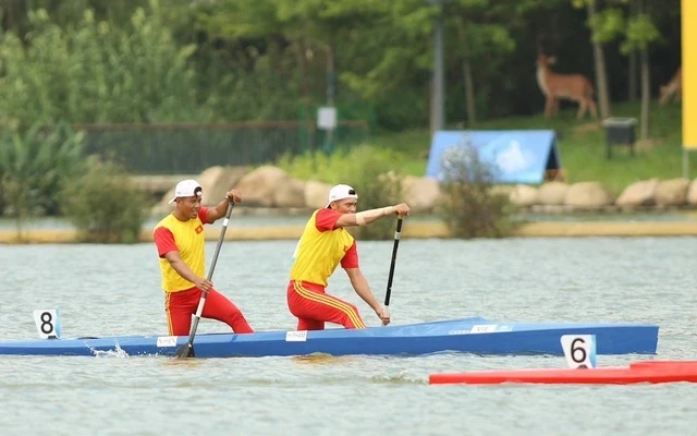 VĐV canoeing thi đấu cạnh tranh quyết liệt ở giải vô địch quốc gia sau khi trở về từ ASIAD 19. Ảnh: LƯỢNG LƯỢNG