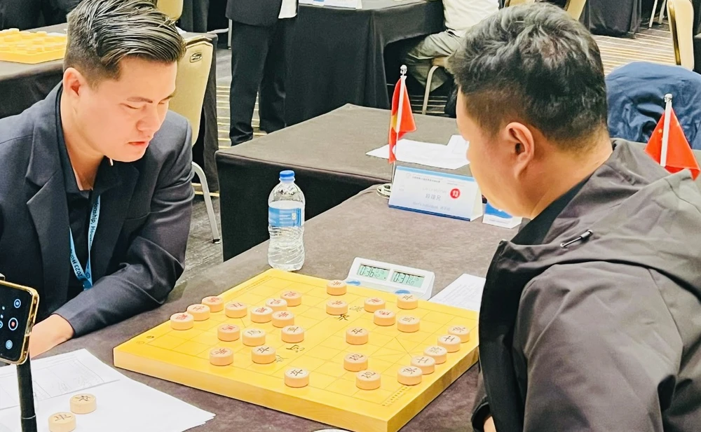 Lại Lý Huynh thi đấu trận quyết định cá nhân cờ tiêu chuẩn tại giải. Ảnh: MINH MINH