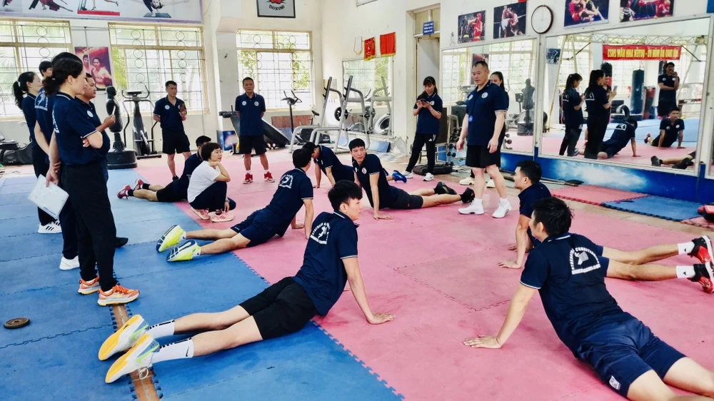 Các HLV bóng chuyền trong nước đang tham gia lớp HLV thể lực do chuyên gia Australia giảng dạy tại Bắc Ninh. Ảnh: VFV