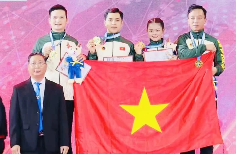 Vovinam Việt Nam giành được chiến thắng ở bài quyền đa luyện vũ khí nữ. Ảnh: WVVF
