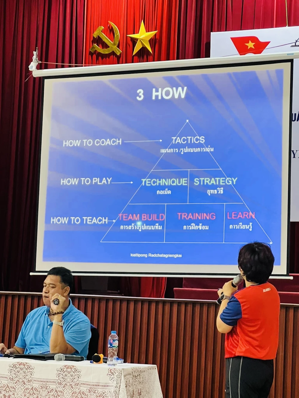 Chuyên gia Thái Lan đang giảng dạy tại lớp HLV cấp 2. Ảnh: VFV