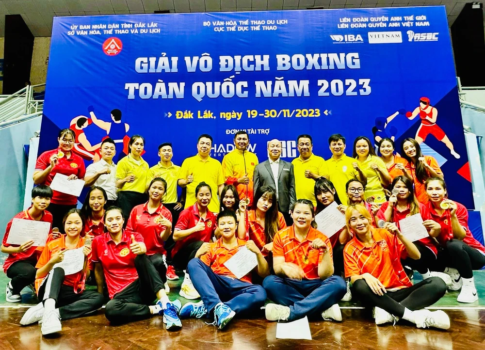 Đội boxing Hà Nội xếp nhất nội dung nữ nhóm tuổi 19-40 tại giải. Ảnh: BTC