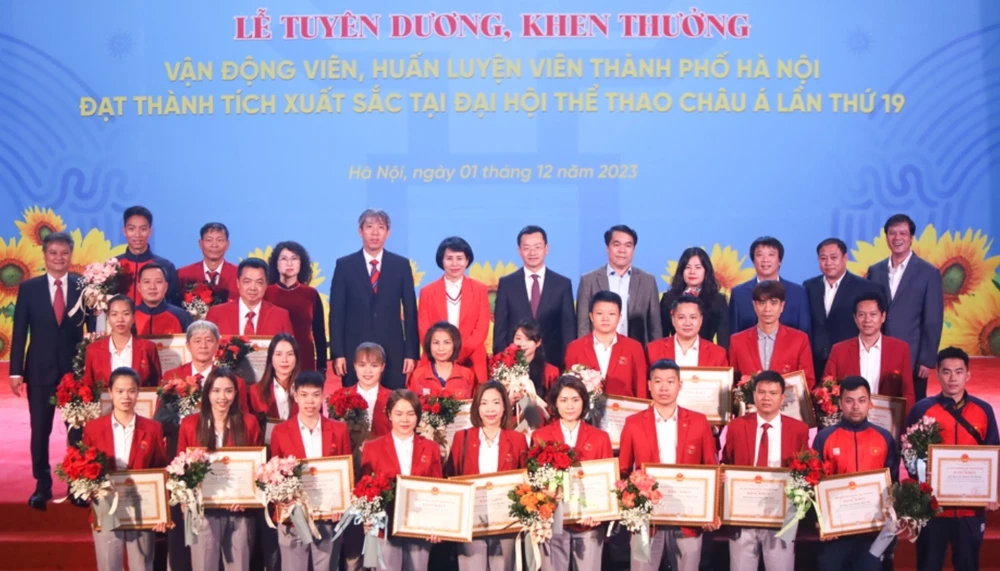 Thể thao Hà Nội đã khen thưởng cho HLV, VĐV đạt thành tích ASIAD 19. Ảnh: NGỌC TÚ