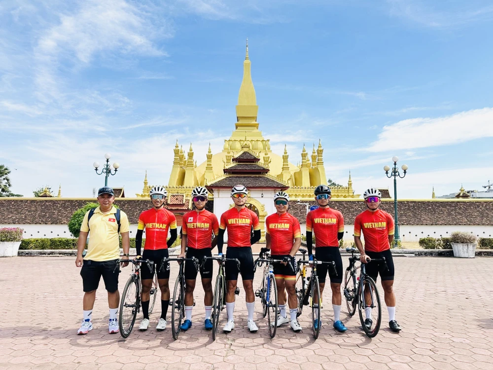 Đội tuyển trẻ xe đạp Việt Nam có mặt ở Lào ngày 4-12 và bước vào tập luyện ngay. Ảnh: VCF