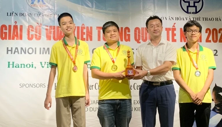 Bành Gia Huy (ngoài cùng bên trái) đã giành HCV đầu tiên cho cờ vua Việt Nam tại giải trẻ vô địch châu Á 2023. Ảnh: MINH MINH
