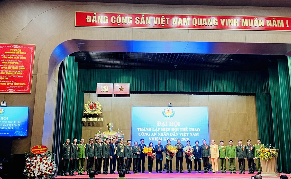 Ban chấp hành Hiệp hội thể thao Công an Nhân dân Việt Nam nhiệm kỳ thứ nhất ra mắt. Ảnh: MINH MINH