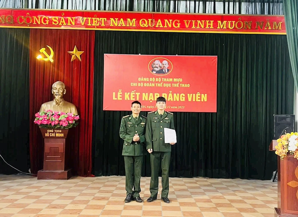 Tuyển thủ Đinh Văn Duy chính thức là Đảng viên Đảng Cộng sản Việt Nam. Ảnh: MINH MINH