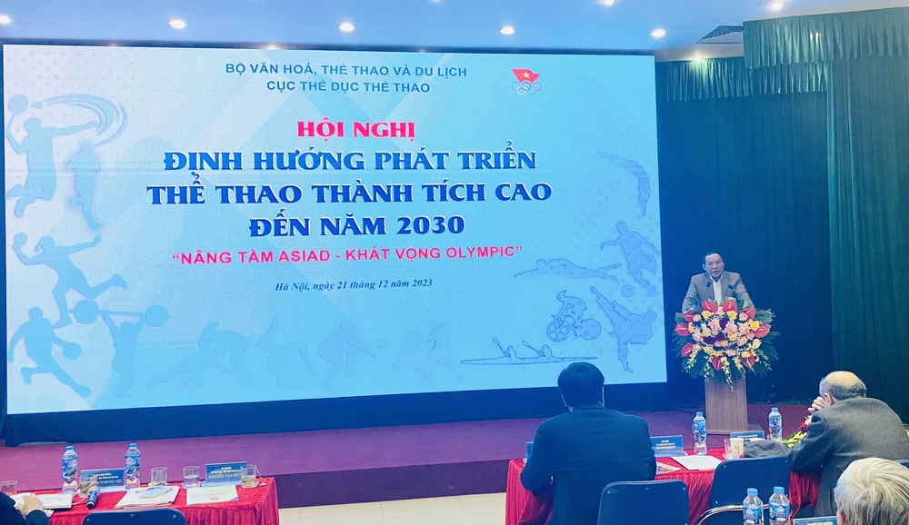 Bộ trưởng Bộ VH-TT-DL Nguyễn Văn Hùng làm việc tại Hội nghị và yêu cầu nhà quản lý thể thao nhìn thẳng thắn ở nhiều vấn đề. Ảnh: MINH MINH