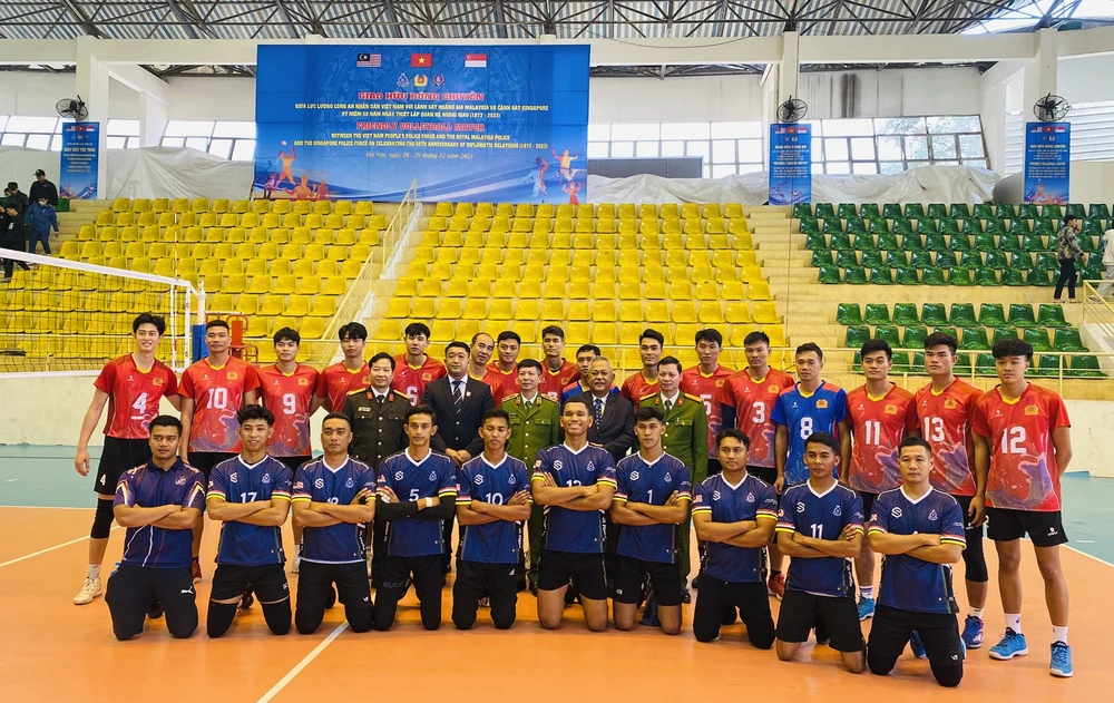 Đội bóng chuyền Bộ tư lệnh Cảnh sát cơ động K02 đã thi đấu và thắng đội Cảnh sát Hoàng gia Malaysia trong trận khai mạc. Ảnh: MINH MINH