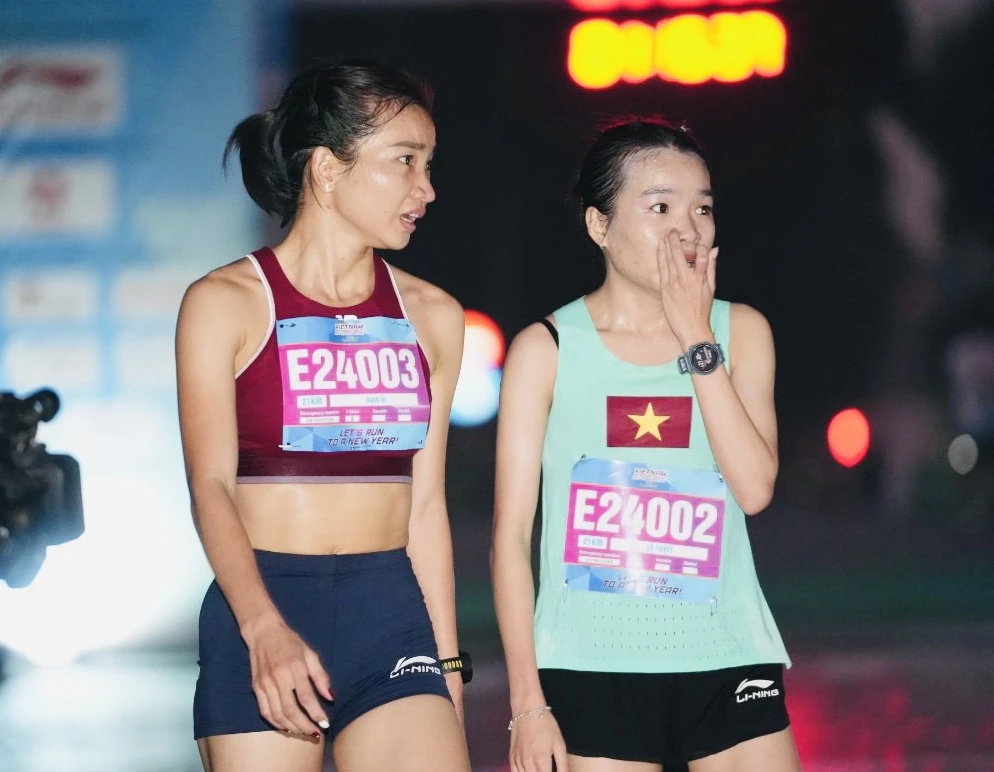 Nguyễn Thị Oanh và Lê Thị Tuyết là hai người có kết quả tốt nhất cự ly 21km nữ giải năm nay. Ảnh: BTC
