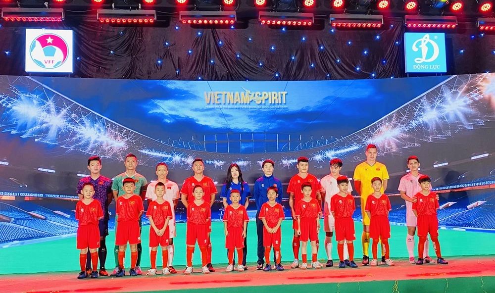 Đội tuyển bóng đá nam, nữ và futsal Việt Nam có trang phục mới từ năm 2024. Ảnh: MINH MINH