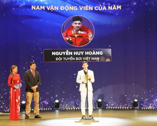 Năm ngoái, tuyển thủ bơi lội Nguyễn Huy Hoàng đã giành phần thưởng VĐV nam của năm tại giải thưởng Cúp chiến thắng 2022. Ảnh: CỤC TDTT