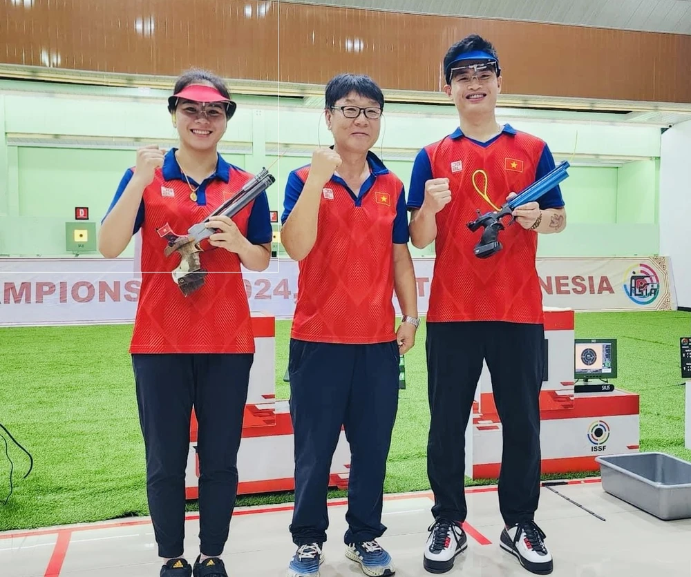 Thu Vinh và Quang Huy cùng chuyên gia Park Chung-gun tại giải bắn súng vô địch châu Á 2024 ở Indonesia. Ảnh: BSVN