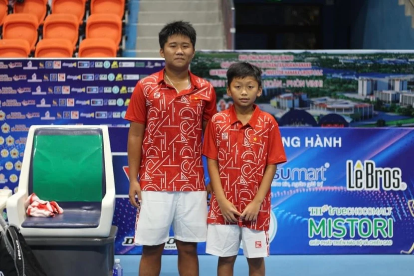 Hai tay vợt trẻ của Việt Nam đã vô địch nội dung đôi nam tại giải. Ảnh: VTF