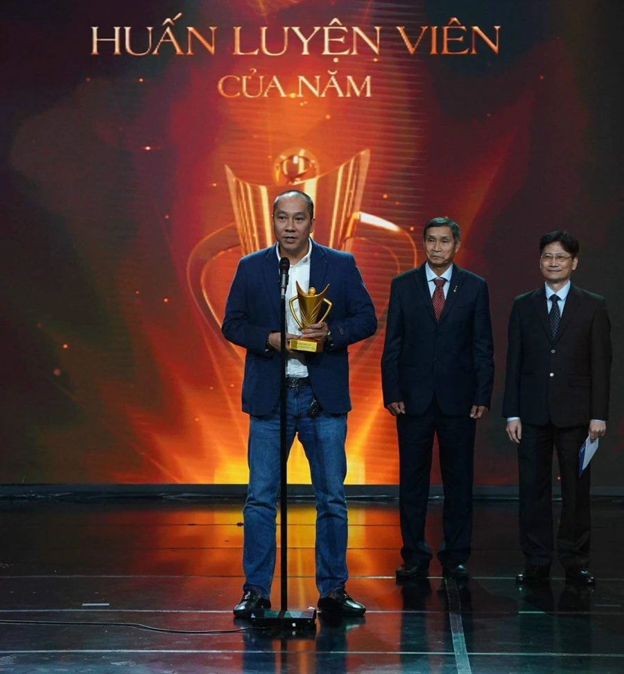 HLV Nguyễn Tuấn Kiệt được nhận phần thưởng HLV của năm của Cúp Chiến thắng 2023. Ảnh: BTC