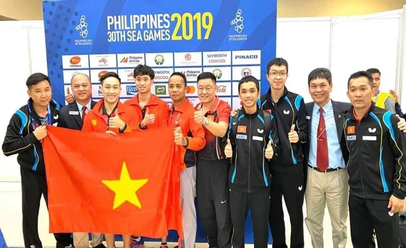 HLV Đoàn Kiến Quốc (ngoài cùng bên phải) từng là thành viên ban huấn luyện đội bóng bàn Việt Nam tại SEA Games 30-2019. Ảnh: NHẬT ANH