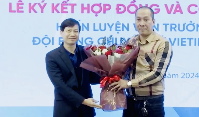HLV Nguyễn Tuấn Kiệt chính thức được đội bóng chủ quản ra mắt bản hợp đồng kéo dài 5 năm. Ảnh: MINH MINH