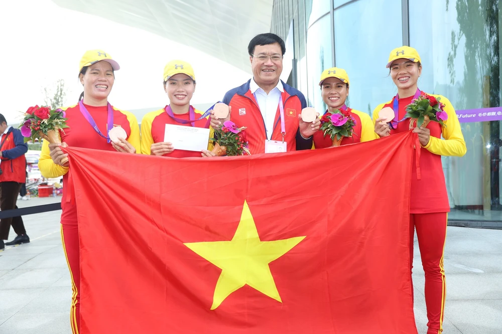 Đua thuyền rowing nữ Việt Nam đang rất tập trung chuẩn bị chuyên môn hướng tới vòng loại Olympic. Ảnh: LƯỢNG LƯỢNG 