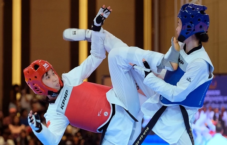 Kim Tuyền (đỏ) là gương mặt trọng điểm của tuyển taekwondo Việt Nam trong mục tiêu tranh vé Olympic 2024. Ảnh: CỤC TDTT