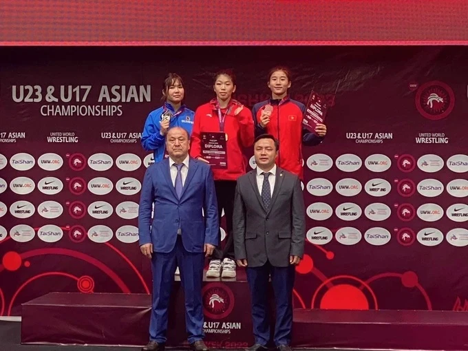 Tuyển thủ Mỹ Trang (bên phải, hàng sau) là gương mặt triển vọng mà vật nữ Việt Nam tập trung cho các đấu trường quốc tế thời gian tới. Ảnh: MỸ TRANG