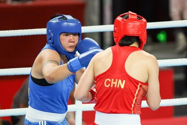 Tuyển thủ Lưu Diễm Quỳnh (xanh) là một trong những tuyển thủ của boxing nữ đang tập luyện chuẩn bị cho vòng loại Olympic sắp tới. Ảnh: ĐOÀN TTVN