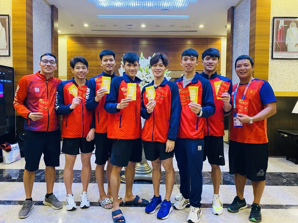 Quang Thuấn (thứ 2 từ trái qua) đã nỗ lực thi đấu ở giải bơi vô địch thế giới 2024. Ảnh: THANH HUYỀN