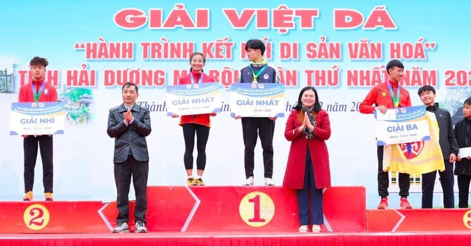 Nguyễn Thị Oanh và Nguyễn Trung Cường về nhất nội dung 15km nữ, nam chuyên nghiệp tại giải. Ảnh: BTC
