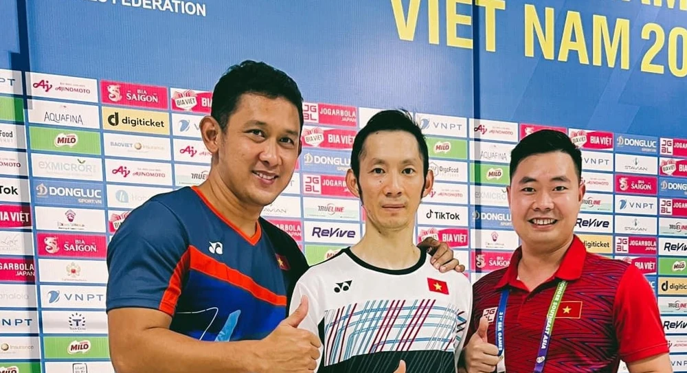 Chuyên gia Hariawan Hong (trái) huấn luyện cầu lông Việt Nam tại SEA Games 31, bây giờ tiếp tục trở lại làm việc ở năm 2024. Ảnh: VBF