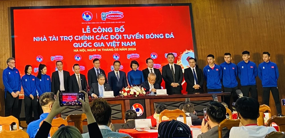 Liên đoàn bóng đá Việt Nam đã nhận gói tài trợ cho các đội bóng tuyển bóng đá quốc gia giai đoạn 2024-2027. Ảnh: MINH MINH
