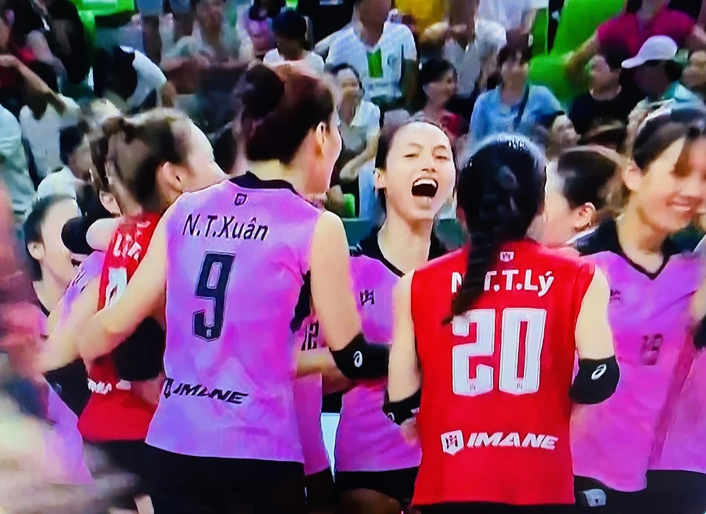 Đội nữ Quảng Ninh ăn mừng chiến thắng đầy bất ngờ trong trận cuối của mình ở giai đoạn 1. Ảnh: MINH MINH