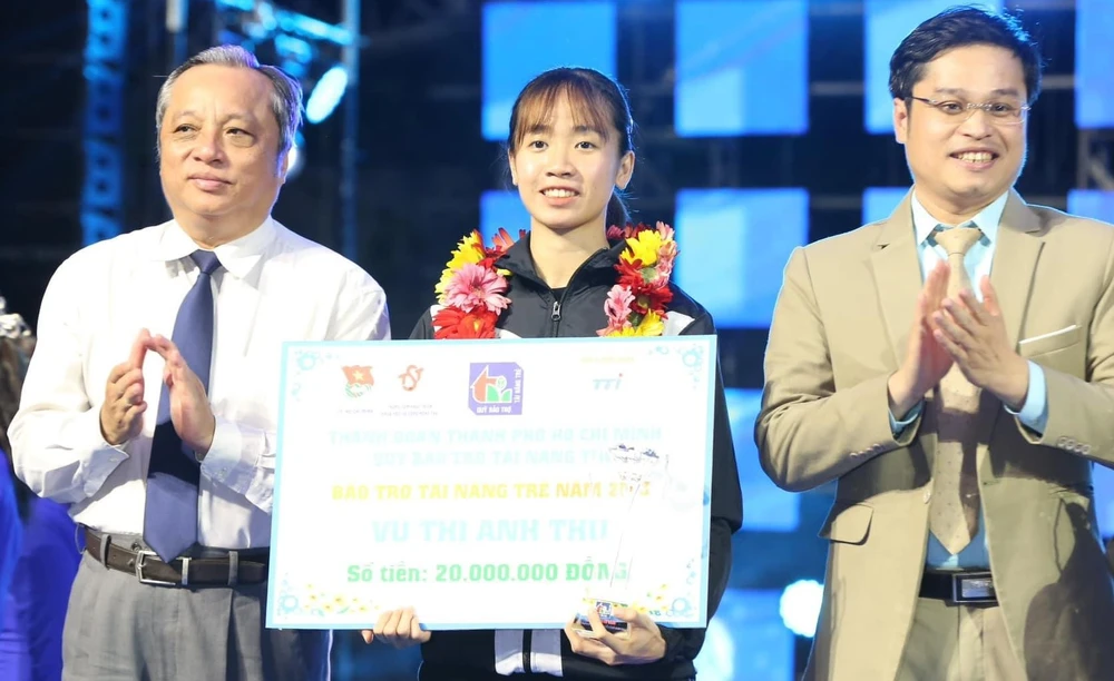 Tay vợt Vũ Thị Anh Thư là 1 trong 10 Tài năng trẻ TPHCM đã được bảo trợ và trao thưởng. Ảnh: V.ANH THƯ