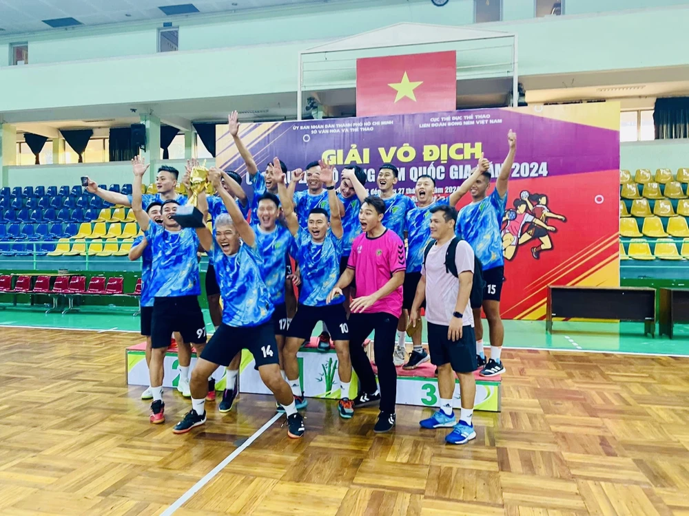 Đội nam Tao Đàn (TPHCM) giành cúp vô địch ở giải năm nay. Ảnh: VHF