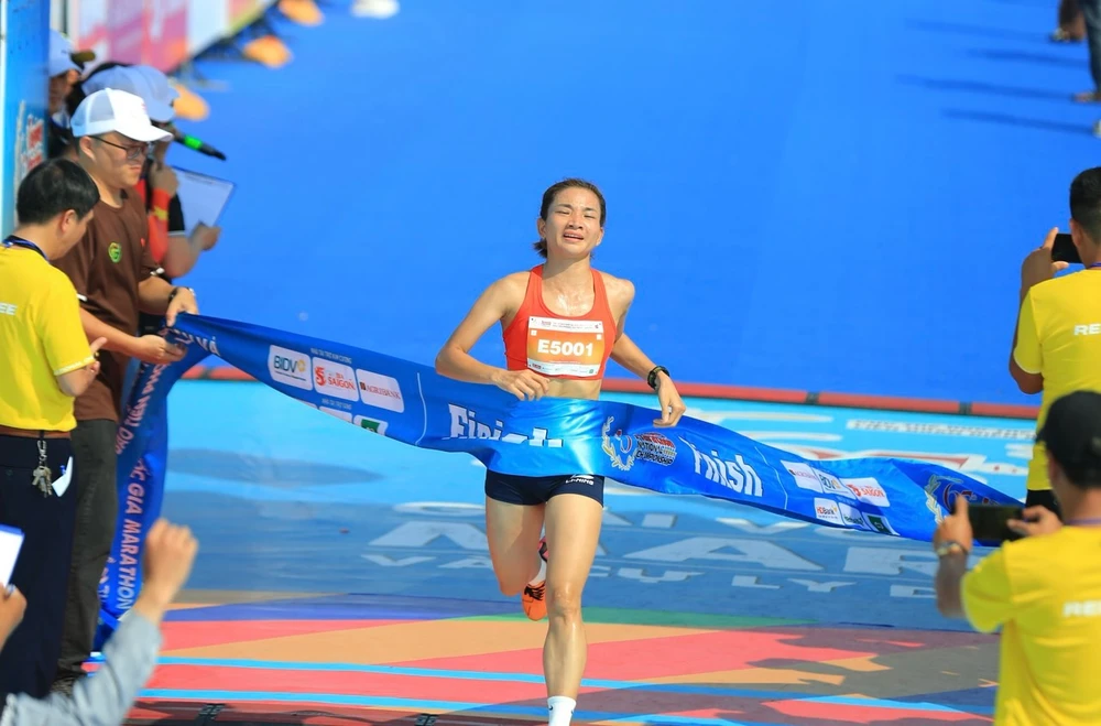 Nguyễn Thị Oanh đã lần thứ 8 liên tiếp vô địch cự ly 5km nữ chuyên nghiệp ở giải. Ảnh: TPM