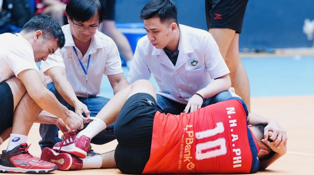 Cầu thủ Nguyễn Huỳnh Anh Phi gặp chấn thương đáng tiếc nên đội nam Ninh Bình ảnh hưởng trực tiếp tới hiệu suất thi đấu trên sân. Ảnh: BÓNG CHUYỀN VN