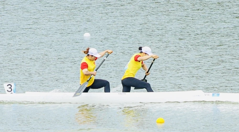 Đội tuyển canoeing Việt Nam tập huấn ở Hàn Quốc để chuẩn bị thi đấu vòng loại Olympic. Ảnh: ĐOÀN TTVN