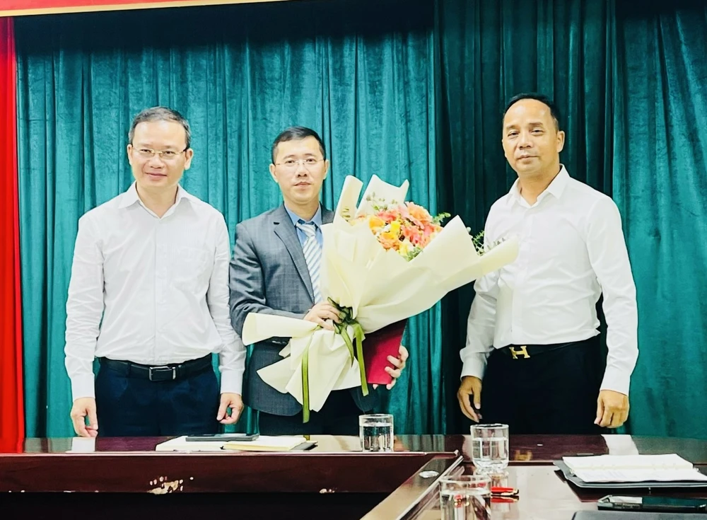 Cục TDTT đã bổ nhiệm ông Phạm Quốc Hưng (giữ) giữ vai trò Phó Giám đốc Khu liên hợp thể thao Quốc gia Mỹ Đình. Ảnh: MINH MINH