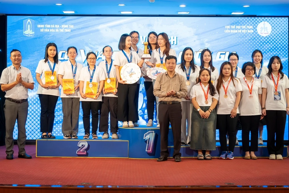 Đội cờ nữ Ninh Bình đã có tấm HCV đồng đội tiêu chuẩn ở giải năm nay. Ảnh: MINH MINH