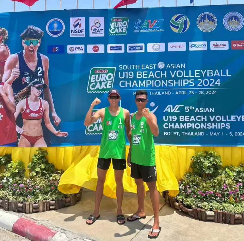 Cầu thủ bóng chuyền bãi biển Việt Nam có tấm HCB ở giải U19 vô địch Đông Nam Á 2024. Ảnh: BCVN