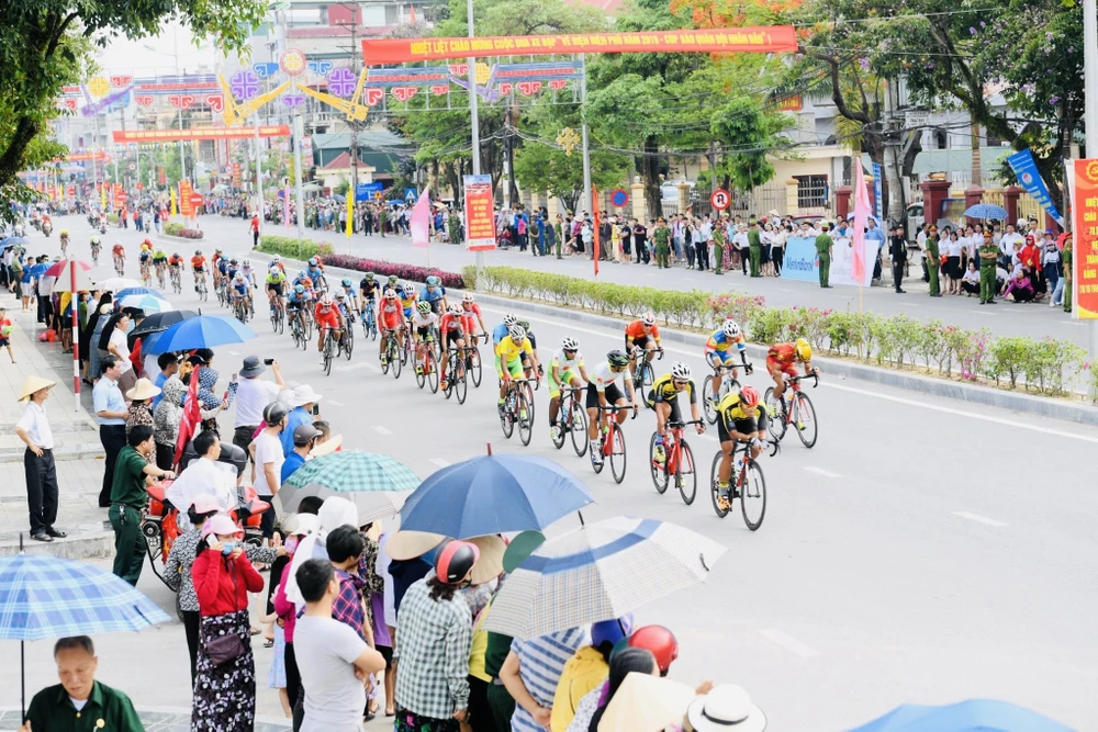 Cuộc đua về Điện Biên Phủ luôn thu hút sự quan tâm của người hâm mộ tại các địa phương mà đoàn đua đi qua. Ảnh: QĐND