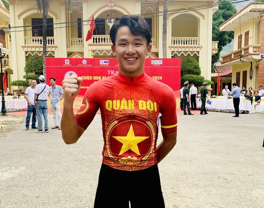 Xuân Lộc rất vui khi đã có kết quả áo Vàng tạm thời trong cuộc đua về Điện Biên Phủ 2024 lần này. Ảnh: MINH MINH