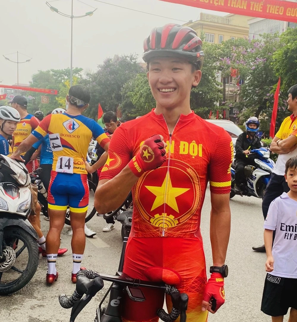 Phạm Lê Xuân Lộc mừng chiến thắng ngay khi kết thúc chặng cuối ngay ở thành phố Điện Biên Phủ. Ảnh: MINH MINH
