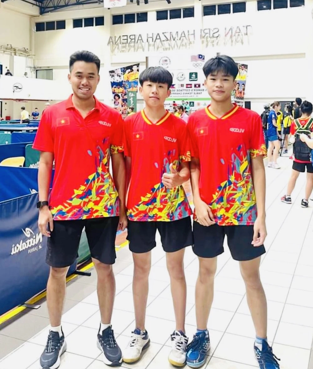 Các tay vợt trẻ Mạnh Lương, Nhật Nam đã giành được HCV đôi nam nhóm tuổi U15 tại giải. Ảnh: VTTF