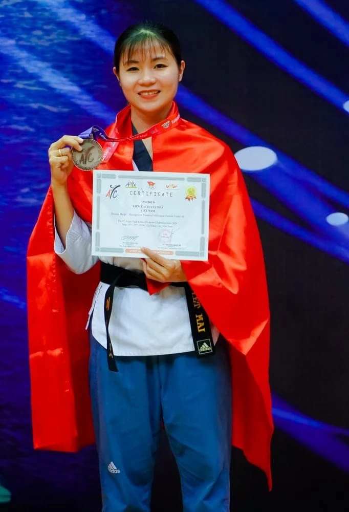 Võ sỹ taekwondo Việt Nam giành HCĐ quyền biểu diễn trong ngày tranh tài đầu tiên. Ảnh: TAEKWONDOVN