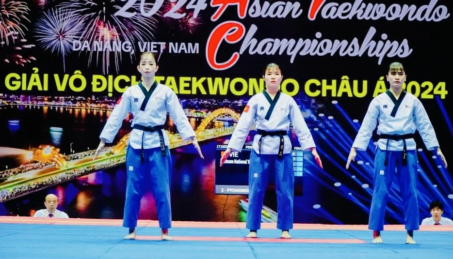 Châu Tuyết Vân và đồng đội đã giành HCV cho đội taekwondo biểu diễn quyền của Việt Nam ở giải. Ảnh: TAEKWONDOVN