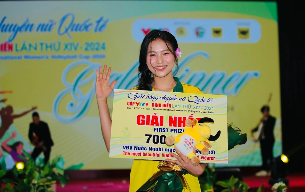 Lữ Thị Phương có vóc dáng đẹp nhất để được bầu chọn là Hoa khôi áo dài cầu thủ Việt Nam ở giải năm nay. Ảnh: DŨNG PHƯƠNG