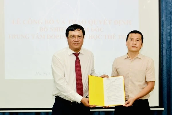 Lãnh đạo Cục TDTT trao Quyết định cán bộ đối với ông Lê Minh Hà. Ảnh: CỤC TDTT