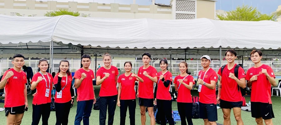 Đội điền kinh tiếp sức 4x400m của Việt Nam đang thi đấu tại Thái Lan. Ảnh: MINH MINH