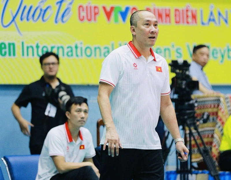 HLV Nguyễn Tuấn Kiệt và ban huấn luyện đội tuyển bóng chuyền nữ Việt Nam đã sẵn sàng bước vào tranh tài AVC Challenge Cup 2024. Ảnh: DŨNG PHƯƠNG
