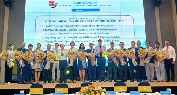 Ban chấp hành Liên đoàn thuyền máy Việt Nam nhiệm kỳ lần thứ nhất ra mắt. Ảnh: CỤC TDTT